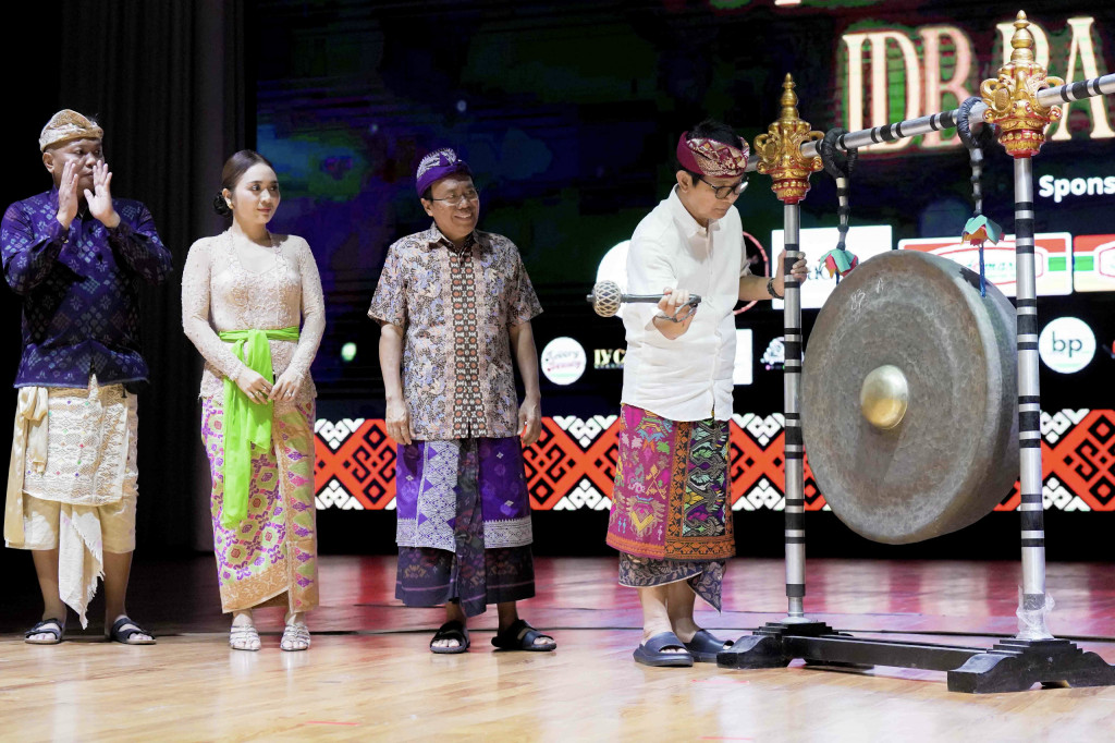 Bupati Adi Arnawa Buka Grand Final Putra Putri Kampus IDB Bali